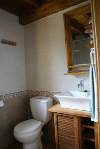 A bathroom at El Pontarron Apartamentos