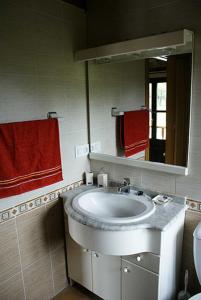A bathroom at El Pontarron Apartamentos