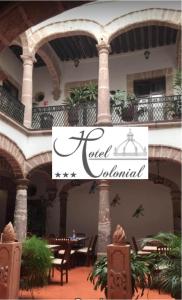 un collage de fotos de un edificio con restaurante en Hotel Colonial, en Morelia