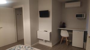a room with a bed and a desk and a chair at Carmen Alta in Tudela