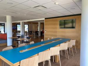 Holiday Inn Express - Arcachon - La Teste by IHG的电视和/或娱乐中心