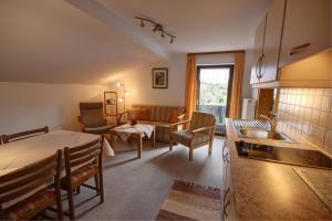 eine Küche und ein Wohnzimmer mit einem Tisch in der Unterkunft Haus Zimmermann - Chiemgau Karte in Inzell