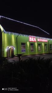 ein grünes Gebäude mit Weihnachtsbeleuchtung in der Unterkunft Bra Haus in Branev
