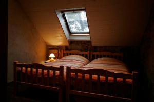 1 Schlafzimmer mit 2 Betten in einem Zimmer mit Fenster in der Unterkunft '' Gite Q'uatre '' Charlannes in Hautefage