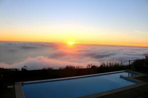 Bazén v ubytování Madeira Native Motion Guest House nebo v jeho okolí