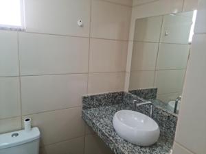 uma casa de banho com um lavatório e um WC em Morro Vermelho em Goiânia