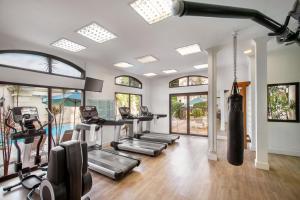 einen Fitnessraum mit Laufbändern und Crosstrainern in der Unterkunft Meliá Campinas in Campinas