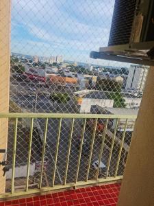 vista de uma cidade a partir de uma janela de um edifício em Morro Vermelho em Goiânia