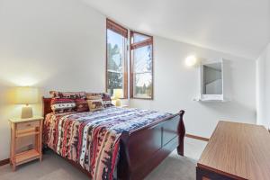 サンリヴァーにあるMt View 30 | Discover Sunriverのベッドと壁にテレビが掛かった寝室 +25枚の写真