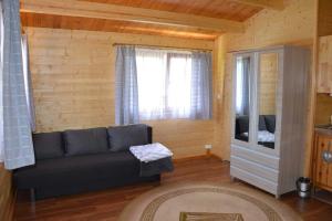 uma sala de estar com um sofá e uma janela em Sianowskie Ranczo em Sianów
