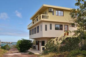una casa al lado de una colina en The Galeodan Suites, en Puerto Baquerizo Moreno