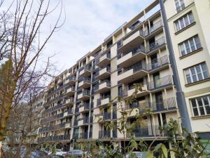 um edifício de apartamentos com varandas ao lado em Cosy Park Apartment City Center em Viena