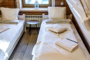 two beds in a room with a window at Willa w Ubocy - "Jacuzzi i Sauna w ofercie dodatkowo płatnej" in Murzasichle