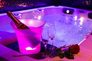 Gallery image of L'Insolite Spa Privatif ''Suite Luxueuse-Jacuzzi" in Toulouse