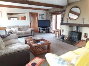 TV a/nebo společenská místnost v ubytování Treliver Farm