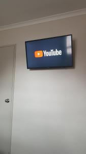 TV a/nebo společenská místnost v ubytování Arena Motel