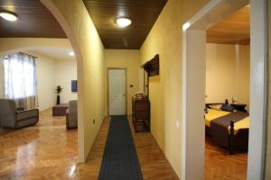 ein Schlafzimmer mit Bett und ein Wohnzimmer in der Unterkunft Makarska city center1 willa in Makarska