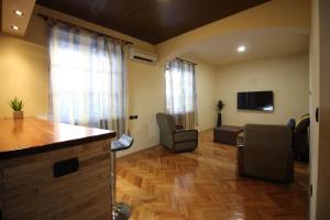 ein Wohnzimmer mit Sofa, Sesseln und Fernseher in der Unterkunft Makarska city center1 willa in Makarska + 21 Fotos