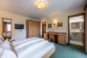 Postel nebo postele na pokoji v ubytování Hotel Gletscherblick
