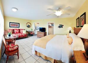 Tropic Seas Resort في فورت لاودردال: غرفة نوم بسرير كبير وغرفة معيشة