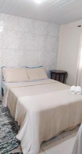 1 dormitorio con 1 cama blanca grande en una habitación en Hospedagem Doce Lar - Casa Girassol, en Teresópolis