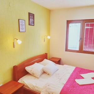 Ένα ή περισσότερα κρεβάτια σε δωμάτιο στο Apartmani Božana Vojinović