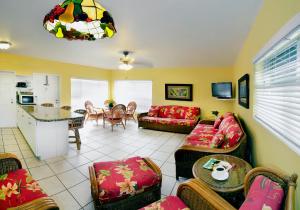 ein Wohnzimmer mit Sofa und Tisch in der Unterkunft Tropic Seas Resort in Fort Lauderdale