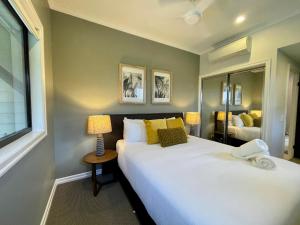1 dormitorio con 2 camas y ventana en Lahania Lux Beach Villa en Clifton Beach