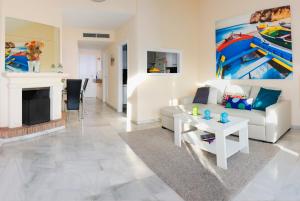 - un salon avec un canapé et une table dans l'établissement Puerto Marina luxury apartment with sea views, à Benalmádena