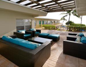 d'une terrasse avec des canapés, des chaises et une table. dans l'établissement Tropic Seas Resort, à Fort Lauderdale