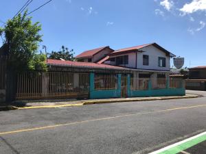 una valla delante de una casa en una calle en In the Wind Hostel and Guesthouse, en San José