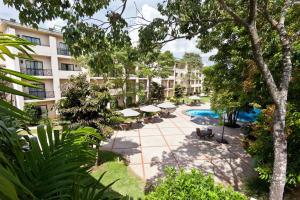an aerial view of a hotel with a swimming pool at Hotel Panamby Guarulhos in Guarulhos