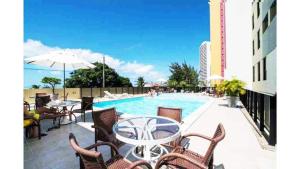 Piscina en o cerca de Flat 2 Quartos Com Vista Para o Mar e Serviços Hoteleiros