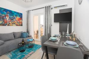 sala de estar con mesa y sofá en Apartmani Rišpet en Šibenik