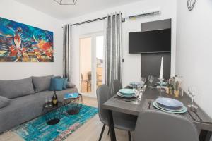 TV a/nebo společenská místnost v ubytování Apartmani Rišpet