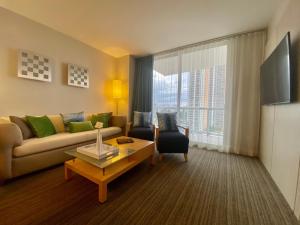 マイアミビーチにあるMarenas Beach Resort Private Luxury Suitesのソファとテーブルのあるリビングルーム