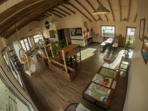 uma vista superior de uma sala de estar e cozinha em uma casa em Folk Hostel em El Calafate