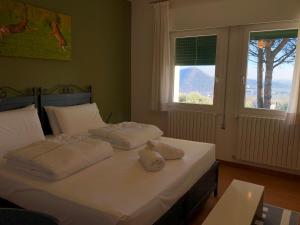 una camera con un letto con due cuscini sopra di Fattoria Busa dell'Oro a Monte Ortone