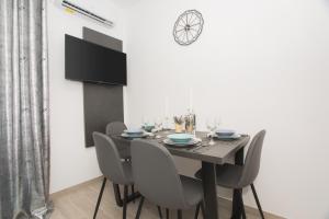 Televízia a/alebo spoločenská miestnosť v ubytovaní Apartmani Rišpet