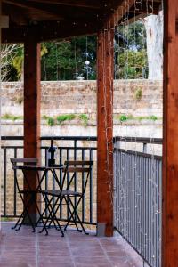 uma mesa numa varanda com cerca em Casa Aragona b&b em Capua