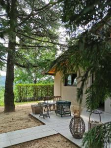 un patio con una mesa de picnic y un árbol en MilBor Fruška Gora en Novi Sad