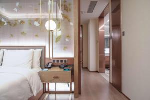 Postel nebo postele na pokoji v ubytování Radisson Suzhou