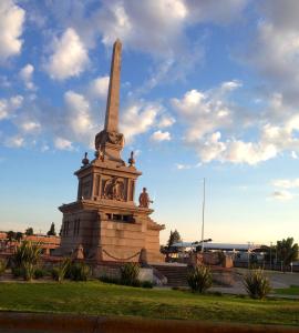 Un monumento con un obelisco en un parque en Hotel Town Express, en Durango