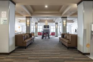 Лоби или рецепция в Holiday Inn Express & Suites New Martinsville, an IHG Hotel