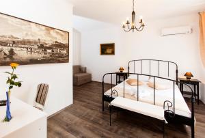 1 dormitorio con 1 cama y una pintura en la pared en Prior Suites Split, en Split