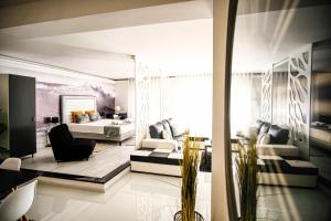 una camera con letto e un soggiorno di Préstige Holidays Alojamentos a Nazaré