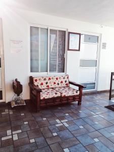 Ruang duduk di Hostal Maple
