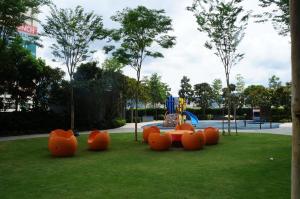 plac zabaw w parku z pomarańczowymi plastikowymi zwierzętami w obiekcie M City Lake View 1+1 Room w Kuala Lumpur
