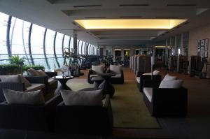 hol z kanapami i stołami w budynku w obiekcie M City Lake View 1+1 Room w Kuala Lumpur