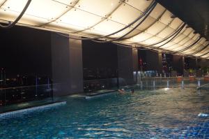 basen na szczycie wieżowca w nocy w obiekcie M City Lake View 1+1 Room w Kuala Lumpur